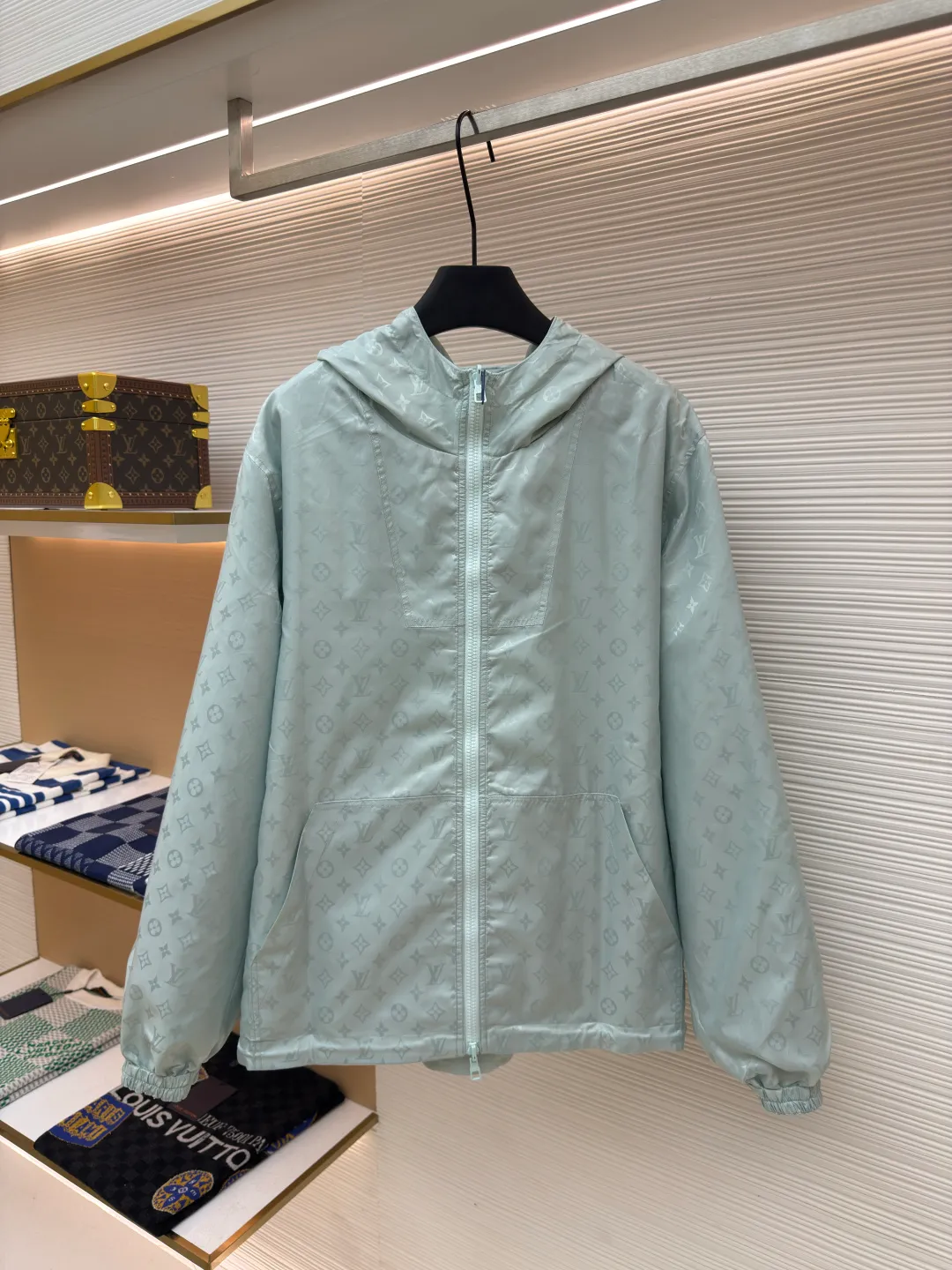 LOUIS VUITTON double-sided windproof pin jacket ●Authentic product: purchased and developed for 22800 ●Item number: 1680473-C55 ●Fabric: polyester fiber fabric ●Technology: jacquard ●Version: fitted version ●Weight: about 565 grams ●Size: 44-46-48-50 ●Description: The solid color fabric is made of nylon encrypted matt twill fabric, and the jacquard fabric on the other side is made of 50D nylon yarn-dyed jacquard fabric. The solid color front panel is laser-burned, hand-made of white copper, with a triangle pin with logo and glossy finish. The front panel pocket uses a hardware keychain to hang a folding clothing tag, and the jacquard letters on the front chest placket are made of single-piece flowing pure It is cut by hand to restore the flower, and all the pieces are numbered. The pockets are also cut with the restored flower number. The fabric is relatively light and silky, and it takes time to cut accurately. The front and center are equipped with a double-circulation puller 5# orbital zipper. The hem and the hood are worn with spiral elastic ropes with ring anti-slip buckles, square pig nose buckles with logo, and all holes are punched with hardware and logo on the cloth-colored cornrows.